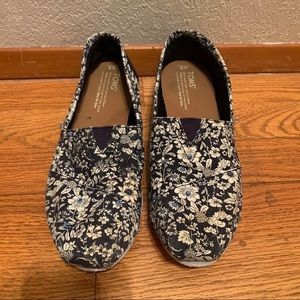 Flower toms size 9- EUC